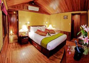 Chambre sur la jonque Valentine dans la baie d Halong